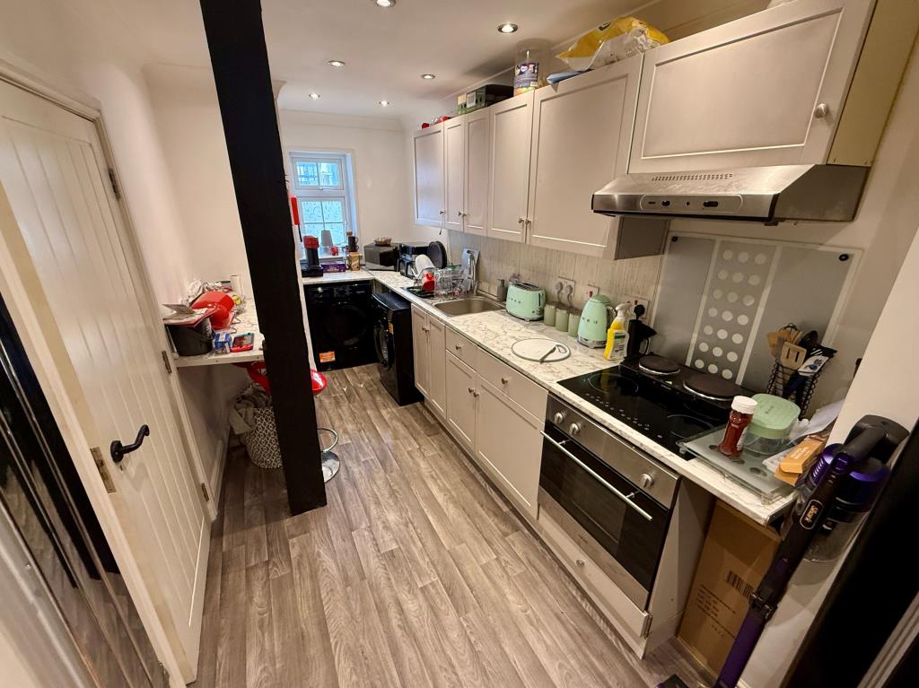 Lot: 72 - MIXED USE INVESTMENT - VACANT SHOP, FIVE FLATS, FIVE PARKING SPACES AND SEVEN STORES - Flat five kitchen